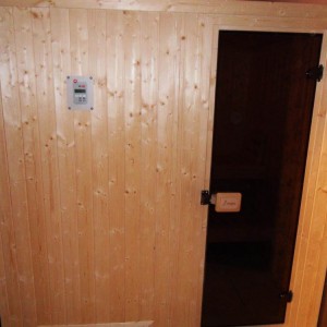 Sauna Gotowa: ściany świerk skandynawski, ławy lipa, piec i sterownik niemiecki Weka, drzwi szkło hartowane kolor brązowy.