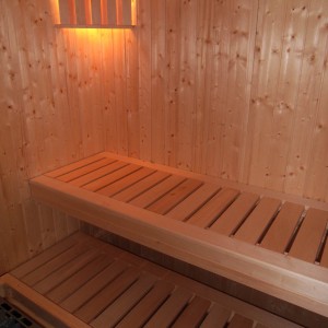 Sauna Gotowa: ściany świerk skandynawski, ławy lipa, piec i sterownik niemiecki Weka, drzwi szkło hartowane kolor brązowy.