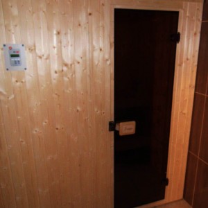 Sauna Gotowa: ściany świerk skandynawski, ławy lipa, piec i sterownik niemiecki Weka, drzwi szkło hartowane kolor brązowy.