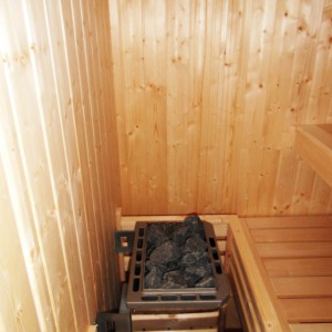 Sauna Gotowa: ściany świerk skandynawski, ławy lipa, piec i sterownik niemiecki Weka, drzwi szkło hartowane kolor brązowy.
