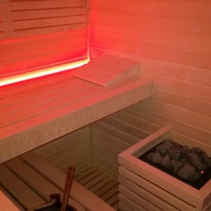 wnętrze sauny z piecem